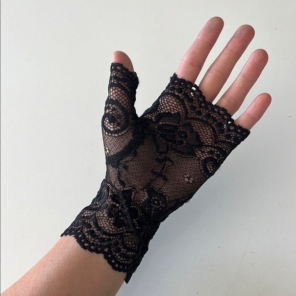 Black Lace Gloves - Picture 2 of 5